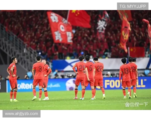 我们一起战斗 U20国青球员赛后排成一列感谢球迷热情支持